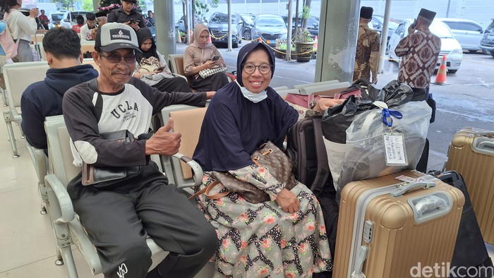 Suroso dan Lulut hendak pulang kampung, transit di Stasun Pasar Senen. (Taufiq Syarifudin/detikcom)