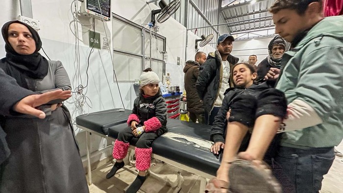A wounded Palestinian child receives treatment at a hospital, in the aftermath of an Israeli strike, amid the ongoing conflict between Israel and Hamas, in Nuseirat in the central Gaza Strip, December 20, 2024. REUTERS/Khamis Said