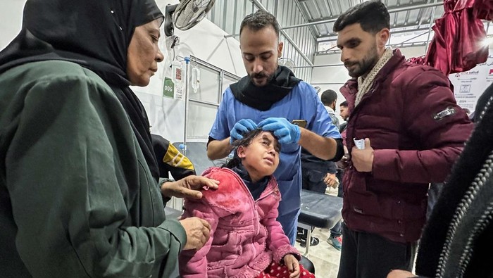 A wounded Palestinian child receives treatment at a hospital, in the aftermath of an Israeli strike, amid the ongoing conflict between Israel and Hamas, in Nuseirat in the central Gaza Strip, December 20, 2024. REUTERS/Khamis Said