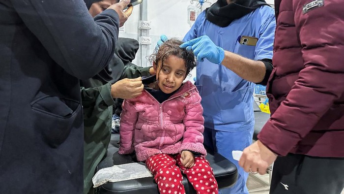 Tangisan Anak-anak Gaza Korban Serangan Israel A wounded Palestinian child receives treatment at a hospital, in the aftermath of an Israeli strike, amid the ongoing conflict between Israel and Hamas, in Nuseirat in the central Gaza Strip, December 20, 2024. REUTERS/Khamis Said