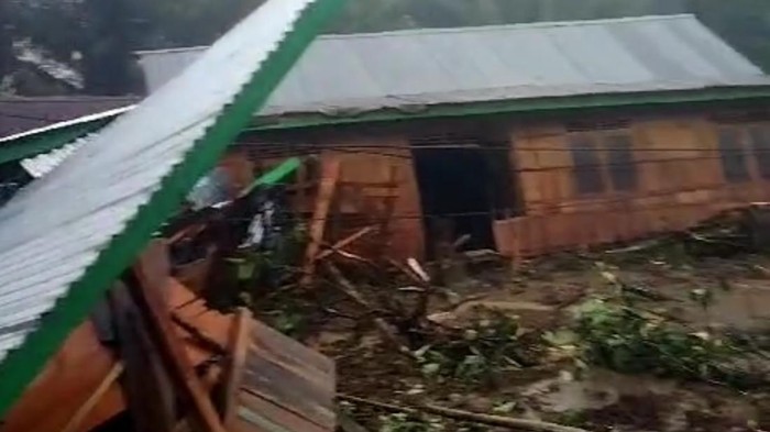 Tangkapan layar longsor timpa 10 rumah warga di Soppeng.