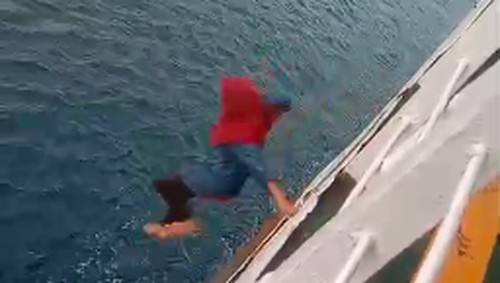 Tangkapan layar vidio viral wanita asal Jember, Jatim, yang menceburkan diri di Selat Bali, Sabtu (21/12/2024).