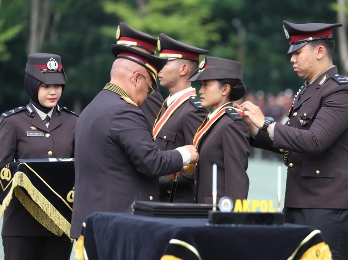 Tiga perwira remaja terbaik SIPSS 2024 Gelombang II. Mereka adalah Ipda Daffa Aramina Sabran, Ipda Fagi Malindo Juara, dan Ipda August Yasmine Detalicia.