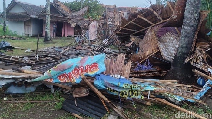 Tiga rumah rusak akibat angin puting beliung
