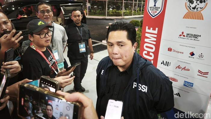 Ketua Umum PSSI Erick Thohir diwawancarai awak media si Stadion Manahan Solo, Sabtu (21/12/2024).