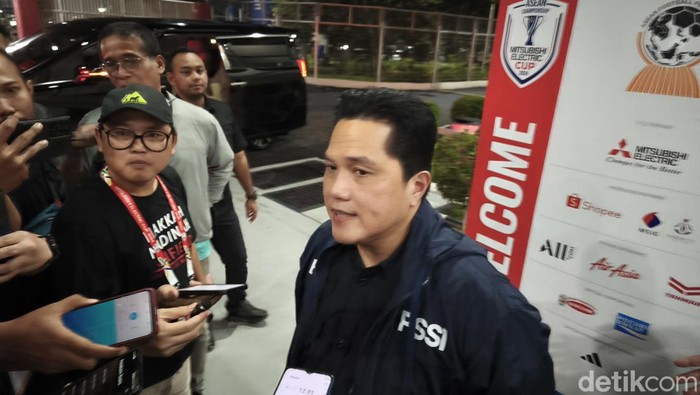 Ketua Umum PSSI Erick Thohir diwawancarai awak media si Stadion Manahan Solo, Sabtu (21/12/2024).