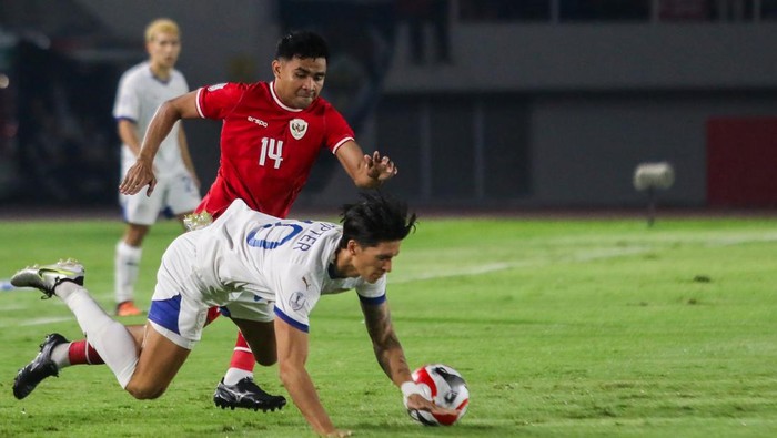 Pesepak bola Timnas Indonesia Rafael William Struick (kedua kiri) berusaha melewati tiga pesepak bola Timnas Filipina Michael Tribaco Kempter (kiri), Zico Alika Lefroy Locquiao Bailey (kedua kanan) dan Adrian Cortes Ugelvik (kanan) saat pertandingan Grup B ASEAN Cup 2024 di Stadion Manahan, Solo, Jawa Tengah, Sabtu (21/12/2024). ANTARA FOTO/Mohammad Ayudha/agr/rwa.