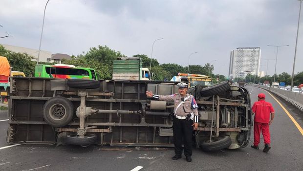 Truk muat sampo terguling di Tol Sidoarjo sebabkan kemacetan.