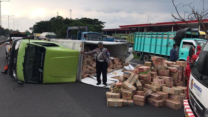 Truk muat sampo terguling di Tol Sidoarjo sebabkan kemacetan.