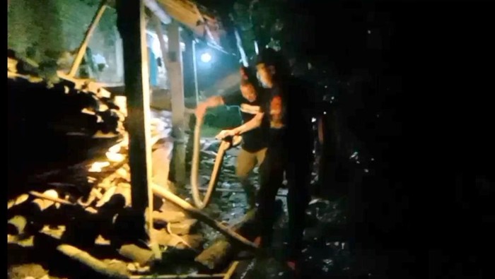 Penampakan Ular Piton 4,2 Meter yang Dievakuasi dari Rumah Warga di Jumantono, Karanganyar.