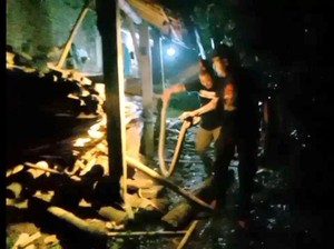 Ular Piton 4 Meter Dievakuasi Saat Melilit Ayam Warga di Karanganyar