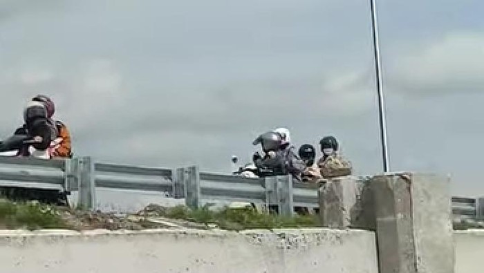 Tangkapan layar pemotor perempuan saat nyelonong masuk ke tol fungsional Klaten, Jumat (20/12/2024).