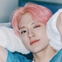 “Tulang alis dan rahangnya yang menonjol, struktur wajahnya yang maskulin adalah fitur menarik yang tidak akan pernah bisa ditiru melalui prosedur operasi plastik,” ungkap dokter bedah plastik Oh Seung Il dalam unggahan kanal YouTube Na Doc 나닥 pada Kamis (12/12/2024). Foto: dok. YouTube Na Doc 나닥, dok. SM Entertainment