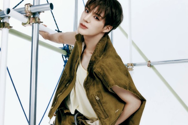 Posisi mata, hidung, dan bibirnya seimbang. Setiap bagian wajahnya memiliki proporsi yang ideal. Dokter bedah plastik Oh Seung Il mengungkap bagian dari wajah Jeno NCT yang tak bisa ditiru lewat prosedur operasi plastik ialah struktur tulangnya. Foto: dok. YouTube Na Doc 나닥, dok. SM Entertainment