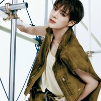 Posisi mata, hidung, dan bibirnya seimbang. Setiap bagian wajahnya memiliki proporsi yang ideal. Dokter bedah plastik Oh Seung Il mengungkap bagian dari wajah Jeno NCT yang tak bisa ditiru lewat prosedur operasi plastik ialah struktur tulangnya. Foto: dok. YouTube Na Doc 나닥, dok. SM Entertainment