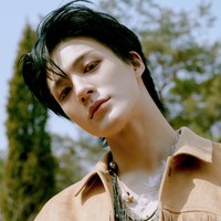 Selama ini, Jeno NCT dinilai memiliki wajah tampan yang mirip dengan seniornya di SM Entertainment, Donghae Super Junior. Foto: dok. YouTube Na Doc 나닥, dok. SM Entertainment