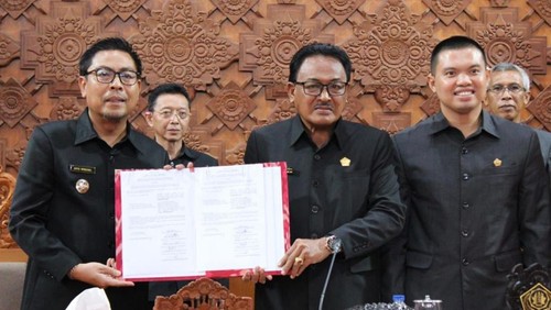 Wakil Wali Kota Denpasar, Kadek Agus Arya Wibawa, saat mengikuti Sidang Paripurna ke-8 Masa Persidangan I DPRD Denpasar dengan agenda Pandangan Umum dan Pendapat Akhir Fraksi terhadap Ranperda tentang Pelestarian Ogoh-ogoh, Jumat (20/12/2024). (Dok. Pemkot Denpasar)