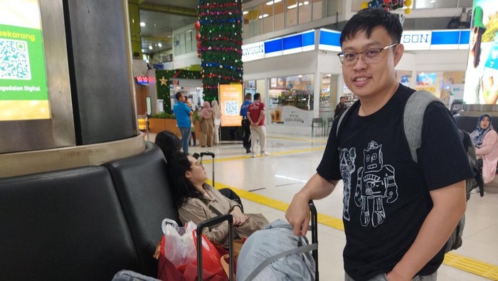 Warga Jakarta, Marsel, mudik ke Purwokerto, Jawa Tengah (Jateng) bersama keluarganya menggunakan kereta api.