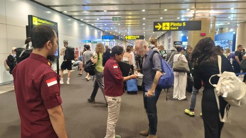 Warga negara (WN) Spanyol berinisial FBC yang berprofesi sebagai jurnalis dan penulis dideportasi melalui Bandara I Gusti Ngurah Rai, Bali, Jumat (20/12/2024). (Foto: Dok. Rudenim Denpasar)