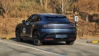 YU7 sekurangnya masih mengadopsi desain SU7, terutama di bagian depan. Pabrikan membekalinya dengan wajah sporty melalui penggunaan lampu kekinian dan gril minimalis. Selain itu ada aksen cembung sisi kap mesin yang mengingatkan kita dengan mobil-mobil Eropa.Bagian belakangnya juga kurang lebih sama dengan SU7. Kendaraan tersebut hanya berbeda di bagian pelek roda, dimensi dan tarikan garis secara keseluruhan. Foto: Doc. Carnewschina