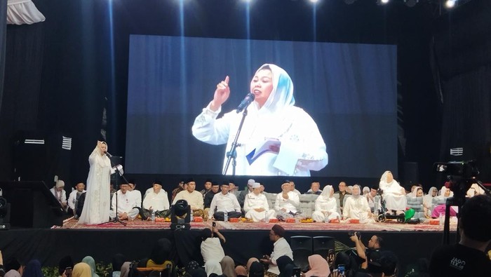 Putri Presiden RI ke-4 Abdurrahman Wahid (Gus Dur), Zannuba Ariffah Chafsoh atau Yenny Wahid, dalam peringatan Haul ke-15 Gus Dur di kediaman Gus Dur, Ciganjur, Jakarta Selatan, Sabtu (21/12/2024).