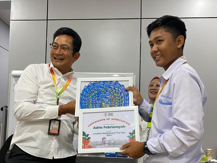 Adrie Febriansyah, sales marketing yang viral saat menerima bonus dari perusahaan