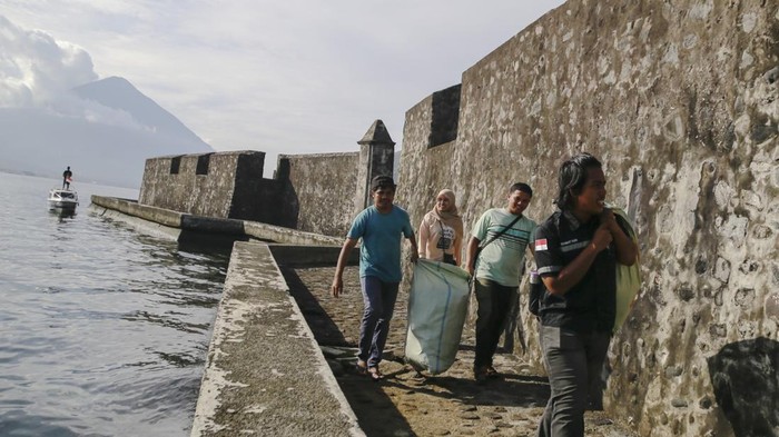 Anggota komunitas gabungan Anak Muda Sadar Sampah (Ankam) mengumpulkan berbagai sampah di area Cagar budaya Benteng Kalamata, Ternate, Maluku Utara, Minggu (22/12/2024). Aksi bersih sampah buangan tersebut sebagai bentuk edukasi kepada masyarakat untuk tidak membuang sampah sembarangan sehingga Benteng Kalamata terlihat bersih dan nyaman, berdampak pada meningkatnya kunjungan wisatawan. ANTARA FOTO/Andri Saputra/Spt.
