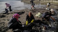 Komunitas Anak Muda Sadar Sampah melakukan aksi bersih-bersih sampah di area Benteng Kalamata, Minggu (22/12/2024).
