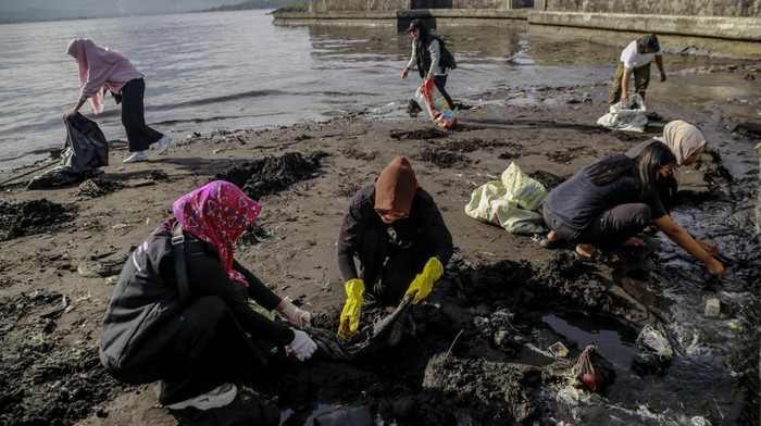 Aksi Bersih-bersih Sampah di Benteng Kalamata Ternate Anggota komunitas gabungan Anak Muda Sadar Sampah (Ankam) mengumpulkan berbagai sampah di area Cagar budaya Benteng Kalamata, Ternate, Maluku Utara, Minggu (22/12/2024). Aksi bersih sampah buangan tersebut sebagai bentuk edukasi kepada masyarakat untuk tidak membuang sampah sembarangan sehingga Benteng Kalamata terlihat bersih dan nyaman, berdampak pada meningkatnya kunjungan wisatawan. ANTARA FOTO/Andri Saputra/Spt.
