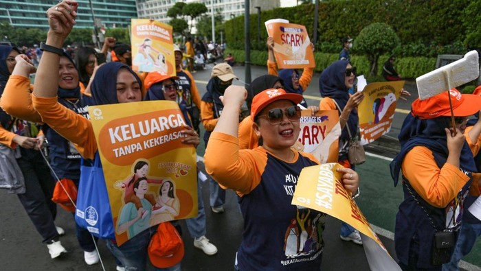 Sejumlah aktivis membentangkan poster dan spanduk penolakan kekerasan terhadap perempuan saat Hari Bebas Kendaraan Bermotor (HBKB) di Bundaran HI, Jakarta, Minggu (22/12/2024). Aksi yang digelar dalam pringatan Hari Ibu tersebut menyuarakan penolakan kekerasan terhadap perempuan serta isu kesetaraan gender. ANTARA FOTO/Alif Bintang/app/Spt.