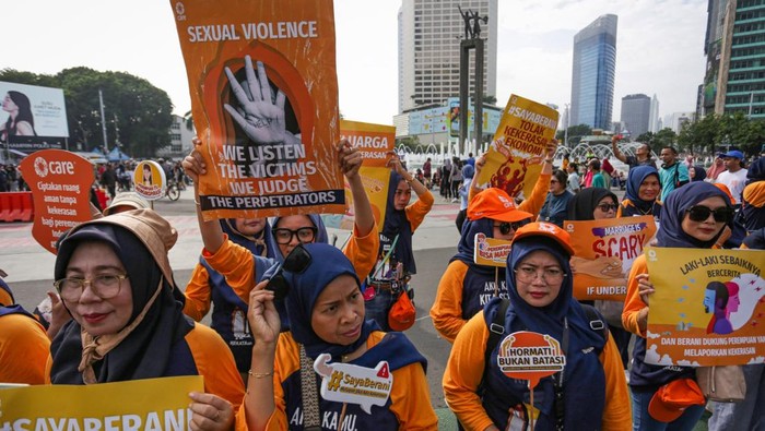 Sejumlah aktivis membentangkan poster dan spanduk penolakan kekerasan terhadap perempuan saat Hari Bebas Kendaraan Bermotor (HBKB) di Bundaran HI, Jakarta, Minggu (22/12/2024). Aksi yang digelar dalam pringatan Hari Ibu tersebut menyuarakan penolakan kekerasan terhadap perempuan serta isu kesetaraan gender. ANTARA FOTO/Alif Bintang/app/Spt.