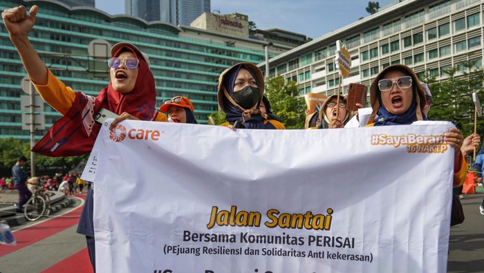Sejumlah aktivis membentangkan poster dan spanduk penolakan kekerasan terhadap perempuan saat Hari Bebas Kendaraan Bermotor (HBKB) di Bundaran HI, Jakarta, Minggu (22/12/2024). Aksi yang digelar dalam pringatan Hari Ibu tersebut menyuarakan penolakan kekerasan terhadap perempuan serta isu kesetaraan gender. ANTARA FOTO/Alif Bintang/app/Spt.