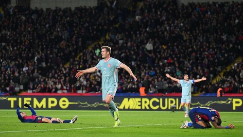 BARCELONA, SPAIN - DECEMBER 21: Alexander Sorloth of Atletico de Madrid celebrates scoring his teams second goal during the LaLiga match between FC Barcelona and Atletico de Madrid at Estadi Olimpic Lluis Companys on December 21, 2024 in Barcelona, Spain. (Photo by David Ramos/Getty Images)