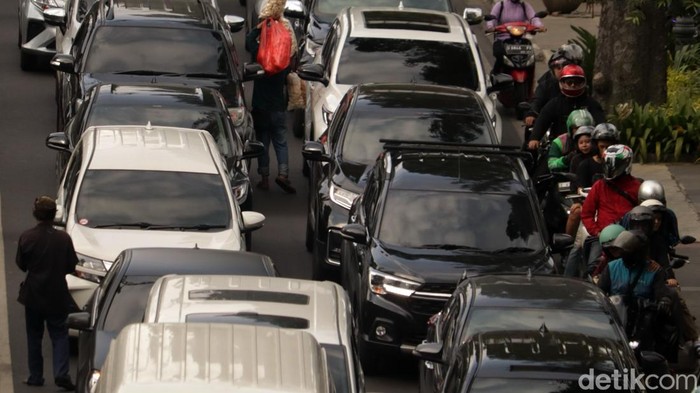 Arus lalu lintas di Jalan Dago Bandung saat libur Nataru.