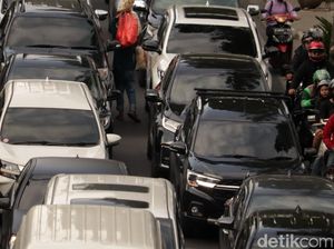 Potret Kepadatan di Jalan Dago Bandung Saat Libur Nataru