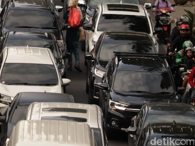 Potret Kepadatan di Jalan Dago Bandung Saat Libur Nataru