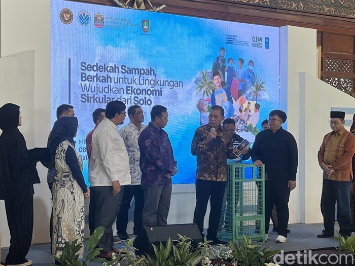 Asisten Deputi Ekonomi Sirkular dan Dampak Lingkungan, Kementerian Koordinator Bidang Pangan, Rofi Alhanif, dan Wali Kota Solo Teguh Prakosa di Balai Kota Solo, Minggu (22/12/2024).