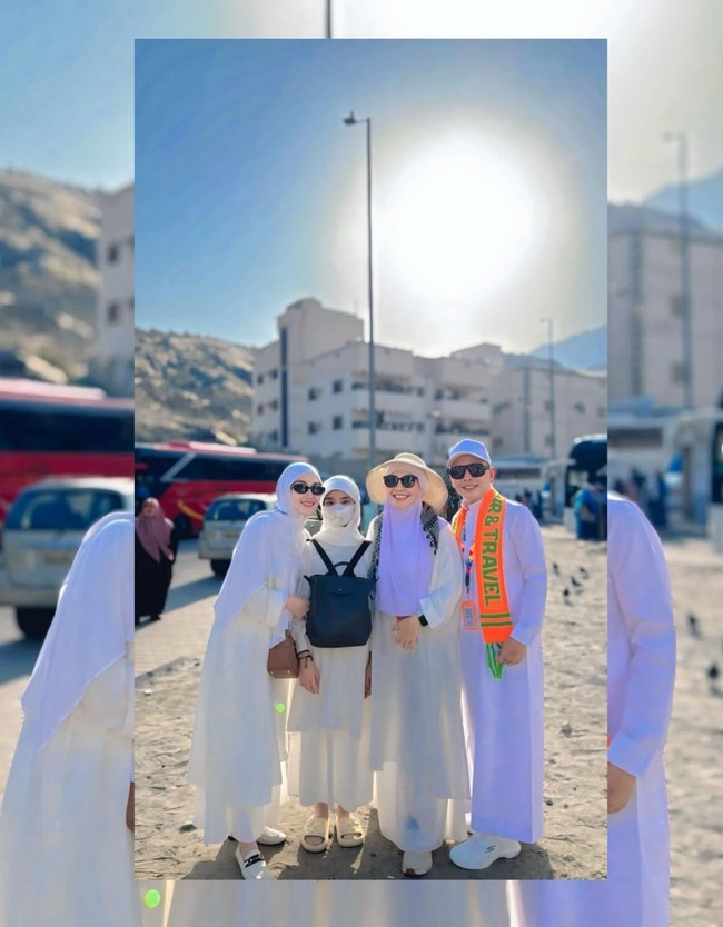 Ayu bersama keluarganya terlihat tampil kompak, seperti dalam foto yang satu ini. Ayu bersama anak dan kedua orangtuanya tampil serba putih. Penampilan Ayu yang tampak mengenakan sejumlah barang-barang branded jga tak kalah jadi sorotan. Foto: Instagram/@ayutingting92