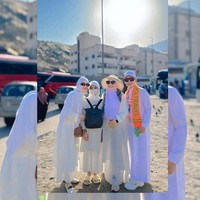 Ayu bersama keluarganya terlihat tampil kompak, seperti dalam foto yang satu ini. Ayu bersama anak dan kedua orangtuanya tampil serba putih. Penampilan Ayu yang tampak mengenakan sejumlah barang-barang branded jga tak kalah jadi sorotan. Foto: Instagram/@ayutingting92