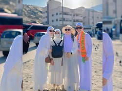 7 Potret Ayu Ting Ting Umrah Bareng Keluarga, Tampil Serba Hermes