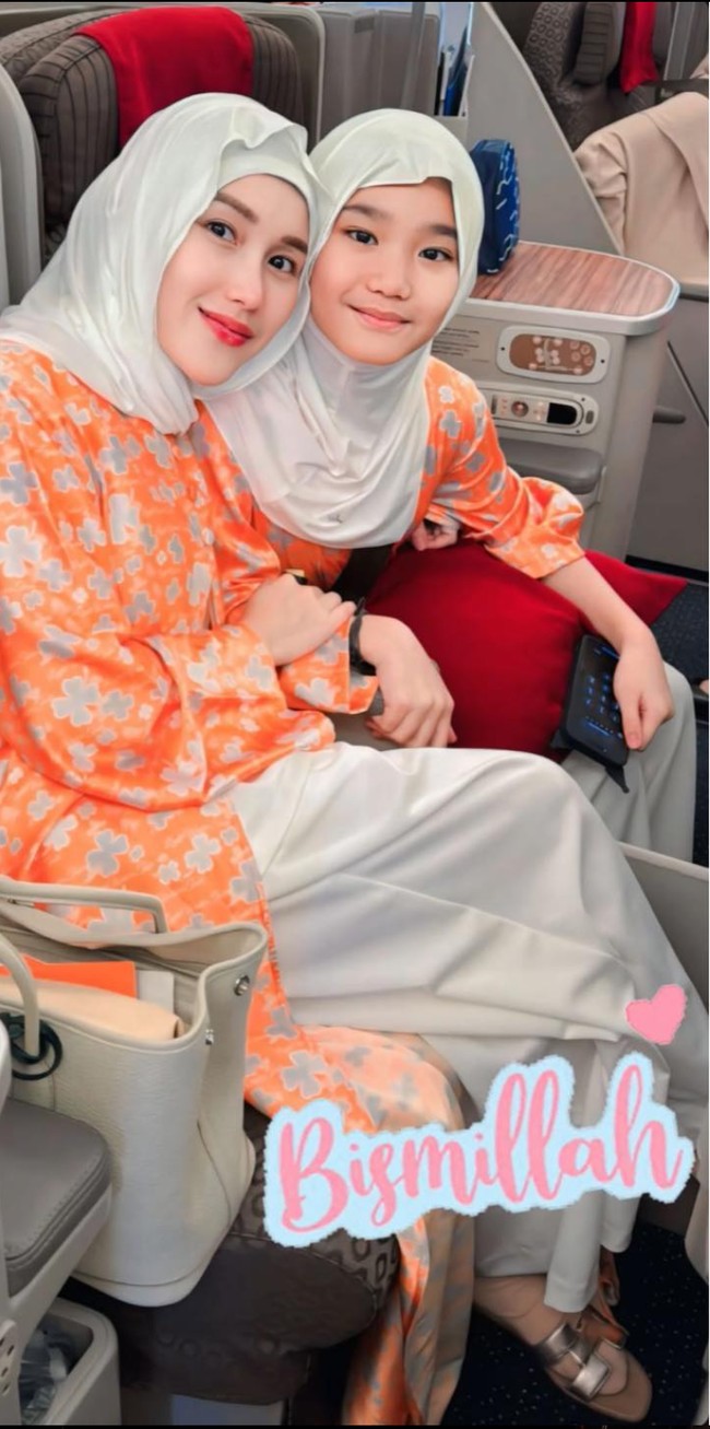 Saat bertolak ke tanah suci, Ayu bersama anaknya terlihat kompak mengenakan pakaian seragam berwarna oranye dipadukan dengan hijab berwarna putih dan celana panjang senada. Melengkapi penampilannya, Ayu memilih sandal berwarna gold keluaran merek Hermes. Sandal edisi H Oran sandal (Rose Dore) in Nappa leather with metallic finish and iconic “H” cut-out itu ditaksir bernilai Rp 13,2 juta. Foto: Instagram/@ayutingting92
