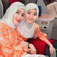 Saat bertolak ke tanah suci, Ayu bersama anaknya terlihat kompak mengenakan pakaian seragam berwarna oranye dipadukan dengan hijab berwarna putih dan celana panjang senada. Melengkapi penampilannya, Ayu memilih sandal berwarna gold keluaran merek Hermes. Sandal edisi H Oran sandal (Rose Dore) in Nappa leather with metallic finish and iconic “H” cut-out itu ditaksir bernilai Rp 13,2 juta. Foto: Instagram/@ayutingting92