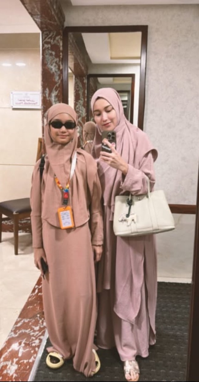 Selain sandal, dalam salah satu kesempatan Ayu juga terlihat menenteng tas berwarna krem yang juga berasal dari merek Hermes. Tas tersebut merupakan edisi Hermes Tote Bag Garden TPM Cre Country T Stamp yang harganya mencapai Rp 69 jutaan. Sementara gantungan tasnya yang berbentuk kuda berasal dari merek yang sama, dibandderol dengan harga sekitar Rp 18,7 jutaan. Foto: Instagram/@ayutingting92