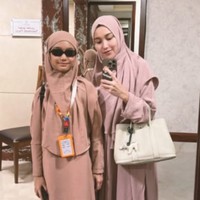 Selain sandal, dalam salah satu kesempatan Ayu juga terlihat menenteng tas berwarna krem yang juga berasal dari merek Hermes. Tas tersebut merupakan edisi Hermes Tote Bag Garden TPM Cre Country T Stamp yang harganya mencapai Rp 69 jutaan. Sementara gantungan tasnya yang berbentuk kuda berasal dari merek yang sama, dibandderol dengan harga sekitar Rp 18,7 jutaan. Foto: Instagram/@ayutingting92