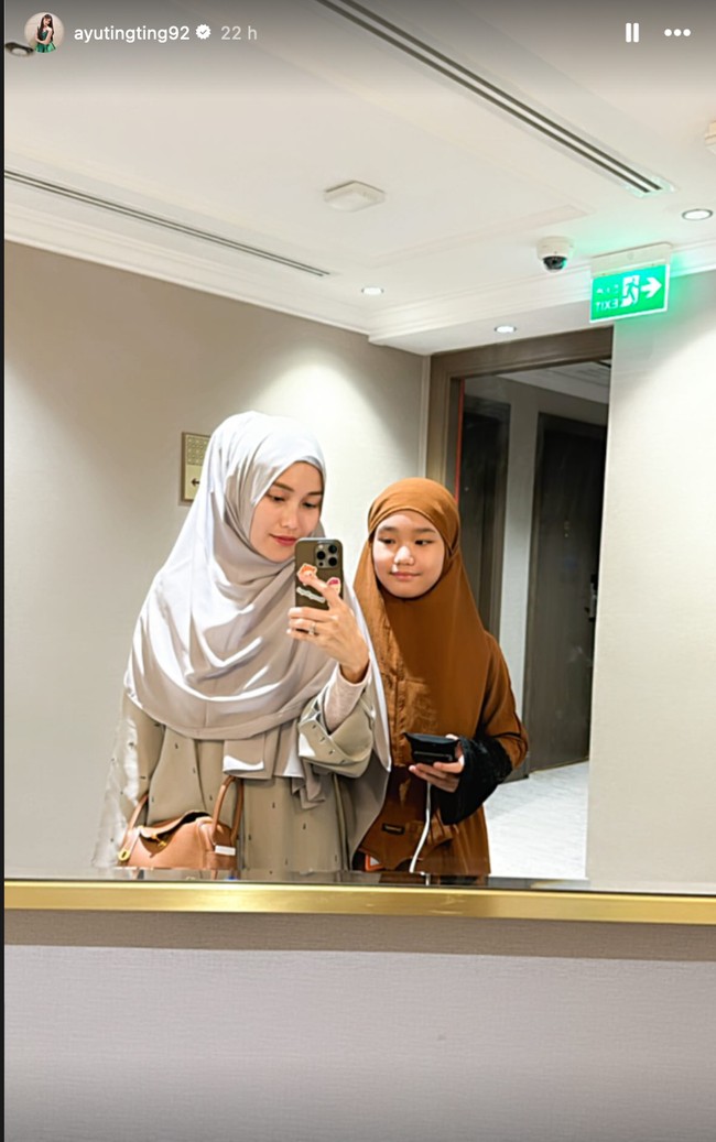 Di lain kesempatan Ayu tampak mengenakan tas selempang berwarna coklat. Tas tersebut tampaknya juga merupakan keluaran merek mewah Hermes. Tas edisi H mini lindy gold taurillon clemence leather with gold hardware itu dibanderol dengan harga sekitar Rp 197,5 juta. Foto: Instagram/@ayutingting92