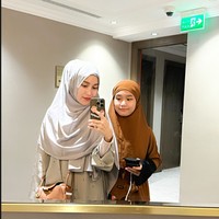 Di lain kesempatan Ayu tampak mengenakan tas selempang berwarna coklat. Tas tersebut tampaknya juga merupakan keluaran merek mewah Hermes. Tas edisi H mini lindy gold taurillon clemence leather with gold hardware itu dibanderol dengan harga sekitar Rp 197,5 juta. Foto: Instagram/@ayutingting92