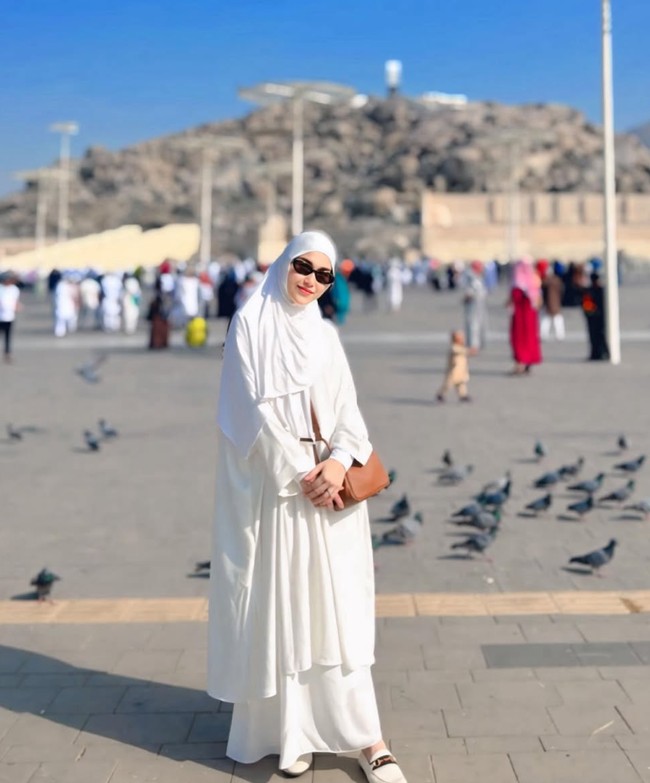 Tampil berhijab dan mengenakan pakaian syari Ayu tetap terlihat stylish dan memukau. Kaca mata hitam yang dikenakannya membuat gaya ayu semakin menawan. Foto: Instagram/@ayutingting92