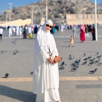 Tampil berhijab dan mengenakan pakaian syari Ayu tetap terlihat stylish dan memukau. Kaca mata hitam yang dikenakannya membuat gaya ayu semakin menawan. Foto: Instagram/@ayutingting92