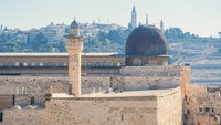 Baitul Maqdis berada di pertengahan wilayah Palestina, di atas bukit dengan ketinggian antara 38 hingga 720 meter dari permukaan laut.