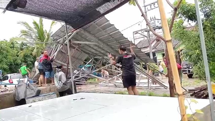 Balai RW di Pasuruan ambruk tersapu angin kencang